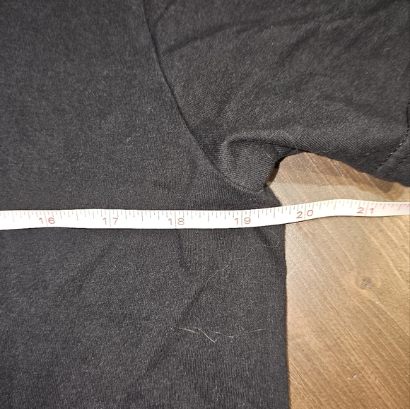 Sitting on Stacy concert shirt - Picture 4 of 4